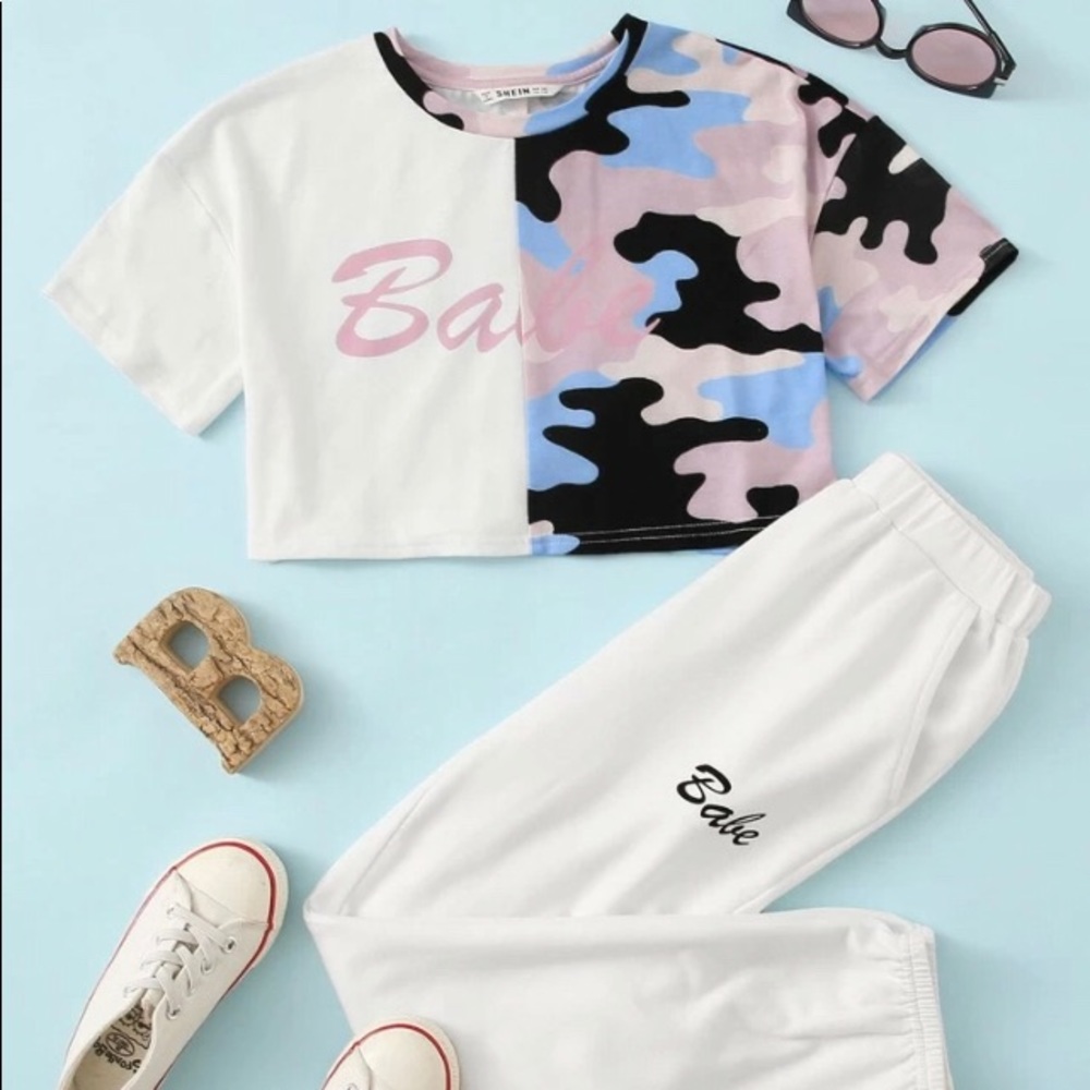 Letter graphic camo top and sweatpants set!